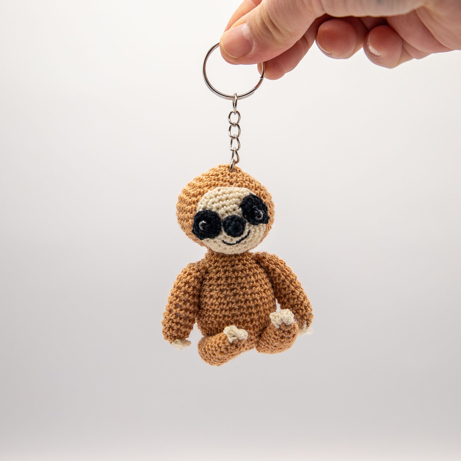 あみぐるみ ナマケモノ キーホルダー – ニコノマニマニ雑貨店