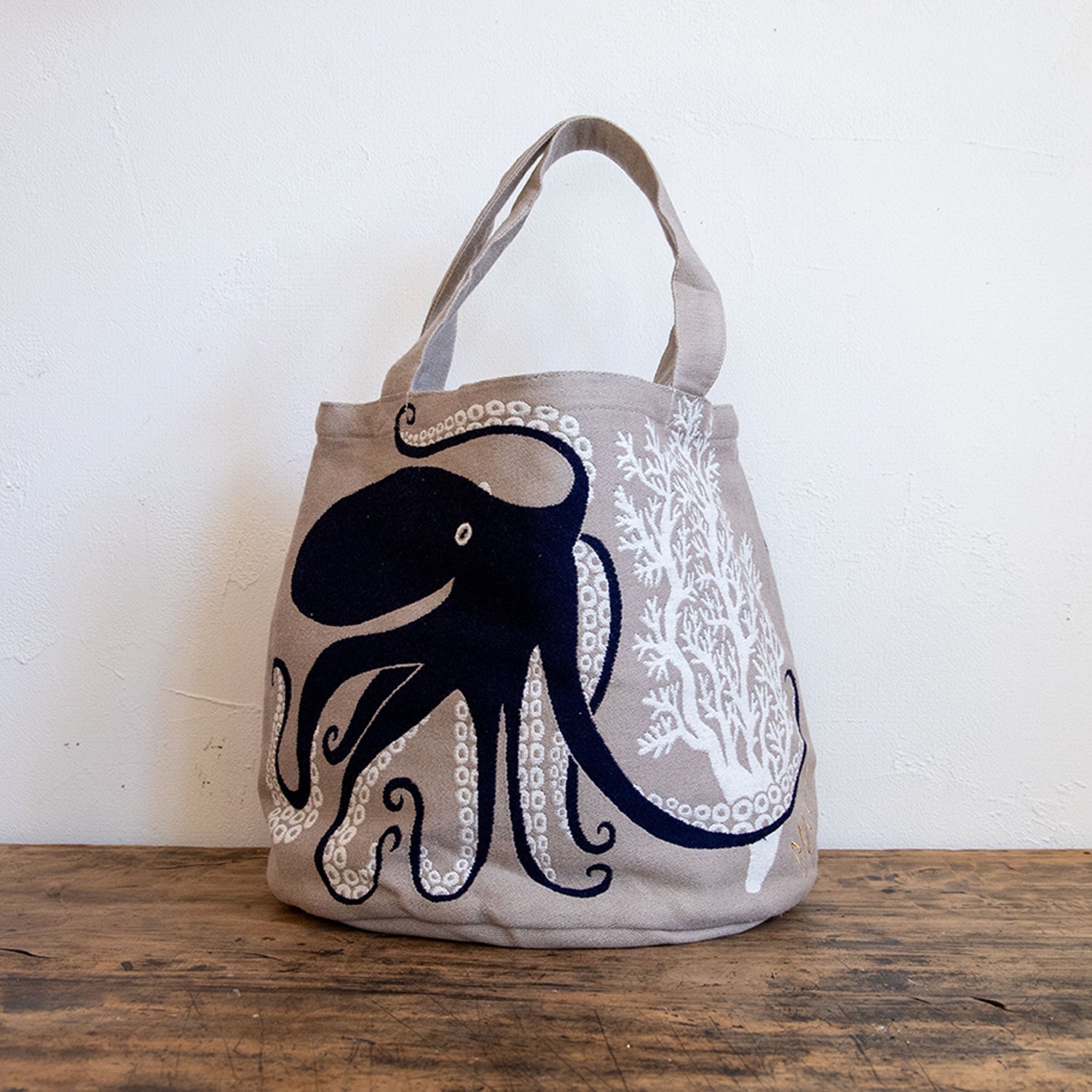 物語を運ぶトートバッグ ─ moritaMiW「深海のダンスのタコたち」