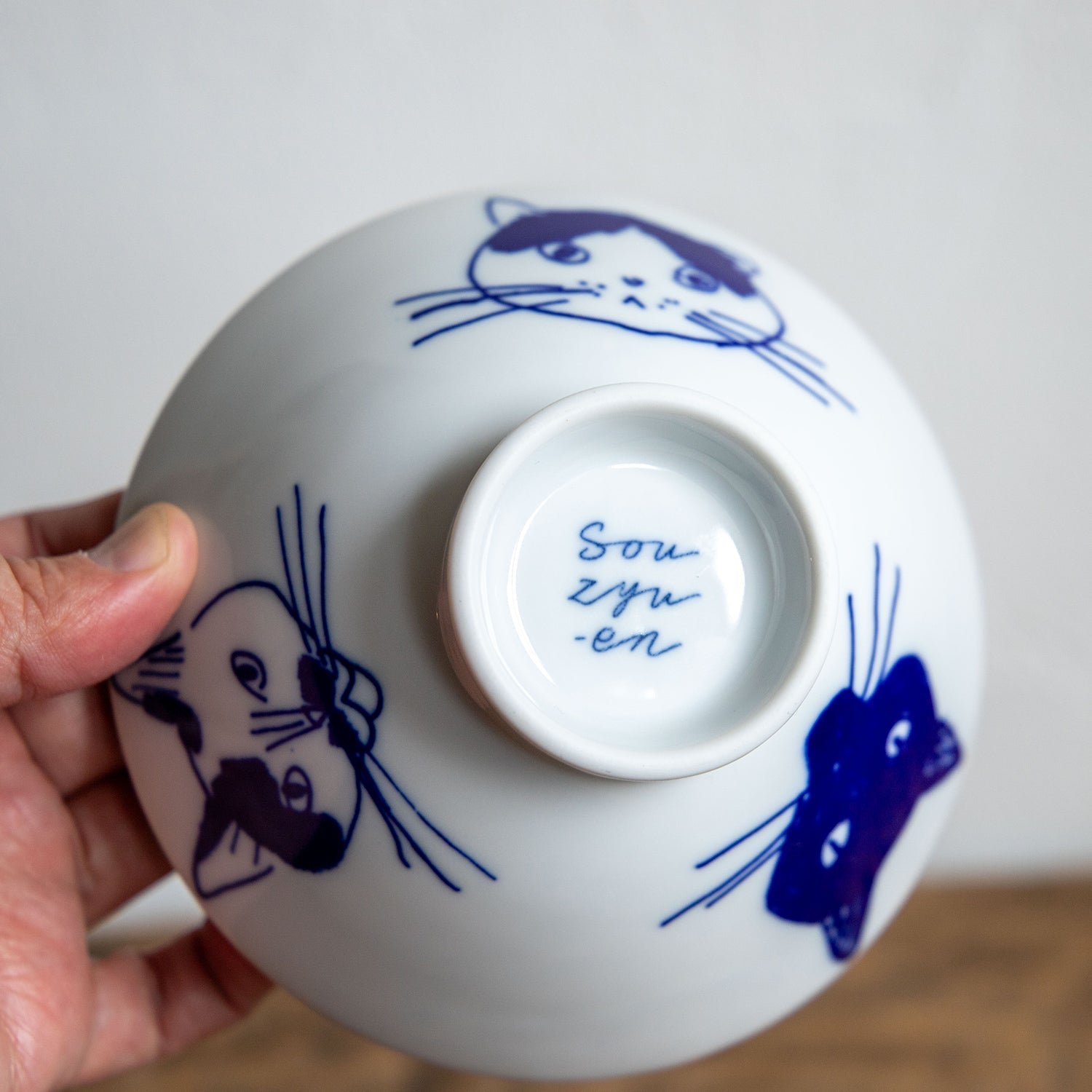 そっと食卓に、ねこのまなざしを