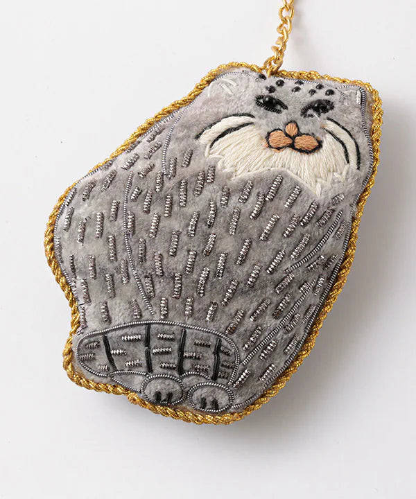 COTTAGE/コテージ　ザリ刺繍 キーホルダー マヌルネコ