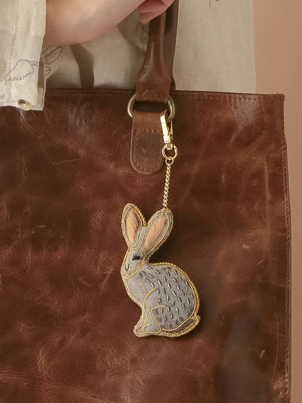 COTTAGE/コテージ　ザリ刺繍 キーホルダー グレーラビット