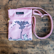 Moomin/ムーミン 　ムーミン 木の下 クラシック ネック バッグ ピンク