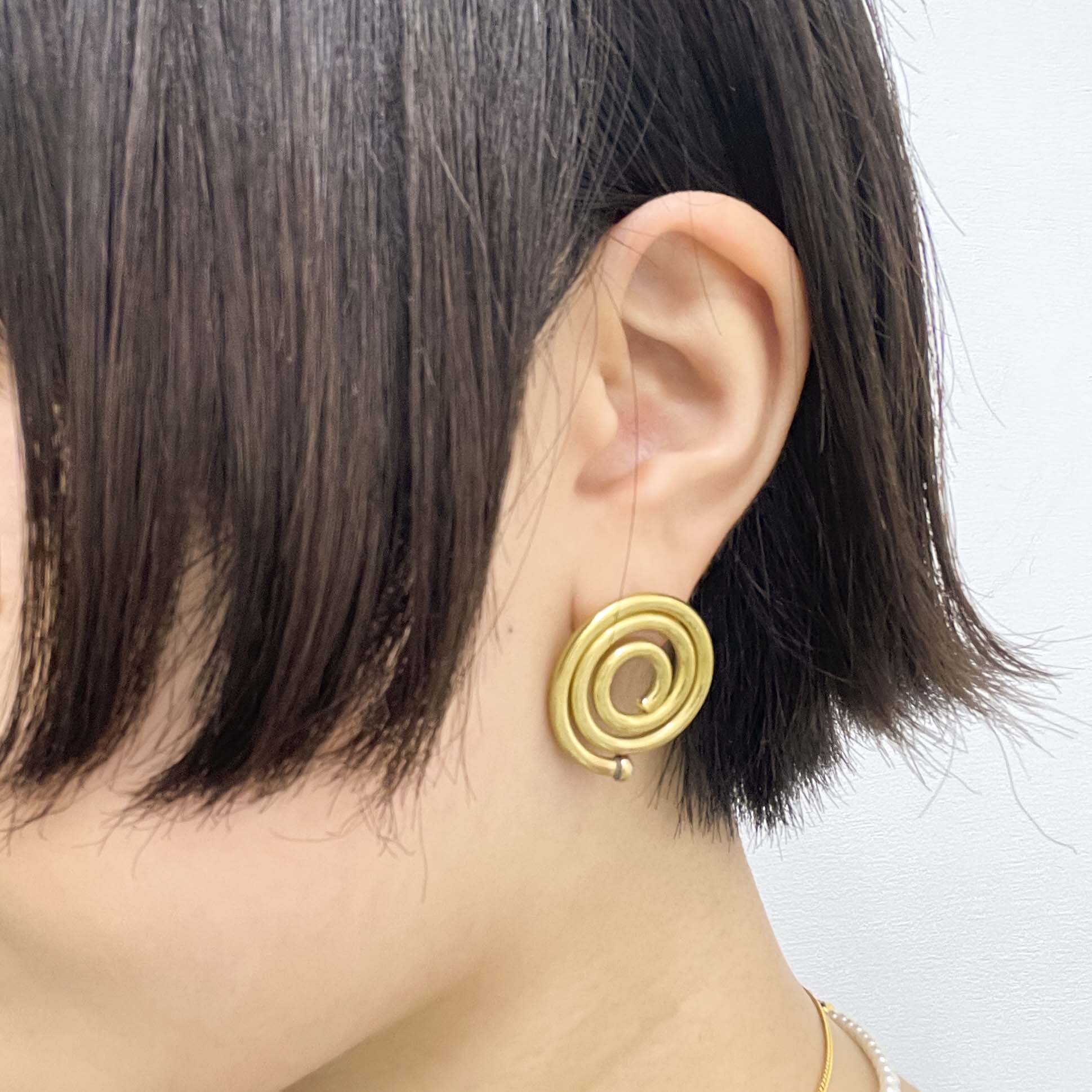 Aquvii / アクビ　swirl pierce
