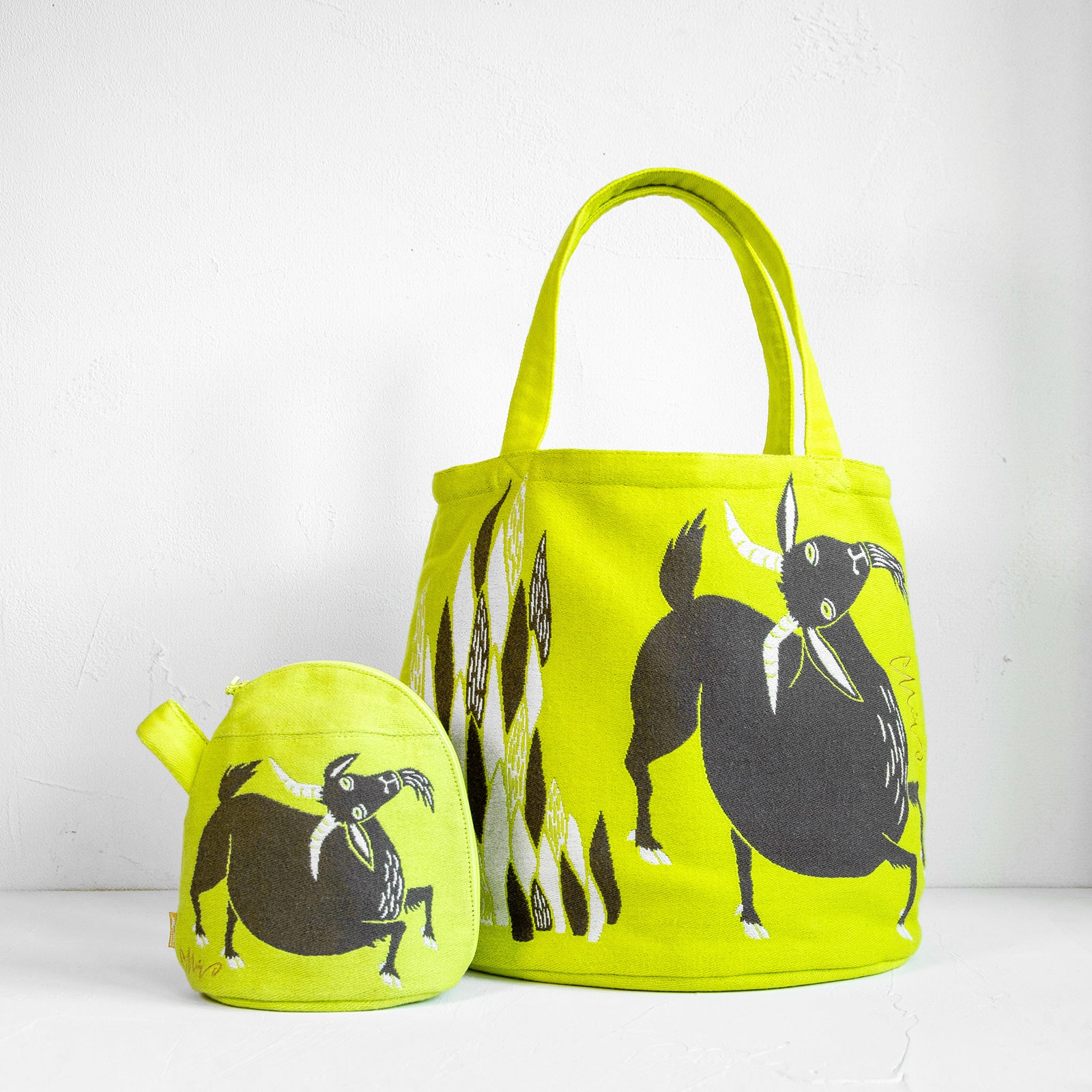 moritaMiW/モリタミウ　マチ付きポーチ 岩山のスキップのヤギたち