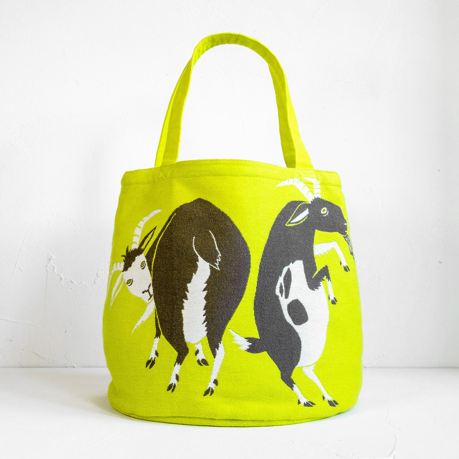 moritaMiW/モリタミウ　トートバッグ 岩山のスキップのヤギたち