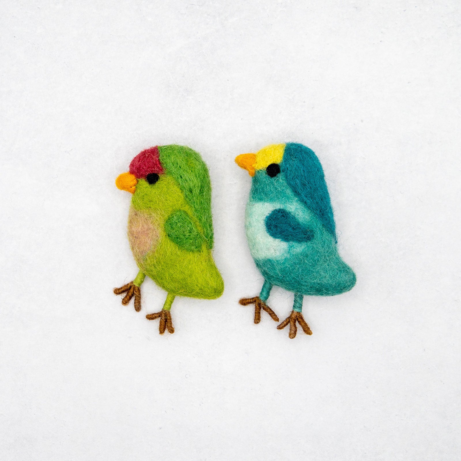 フェアトレード　羊毛フェルト バード ブローチ