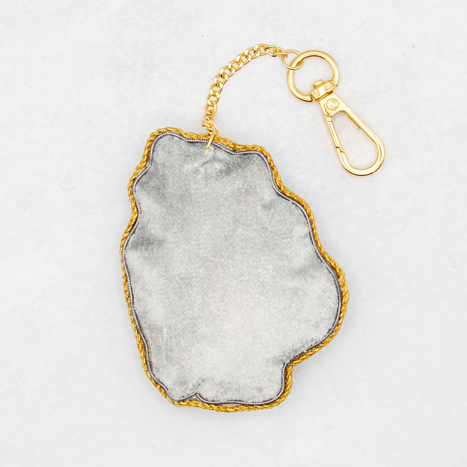 COTTAGE/コテージ　ザリ刺繍 キーホルダー マヌルネコ