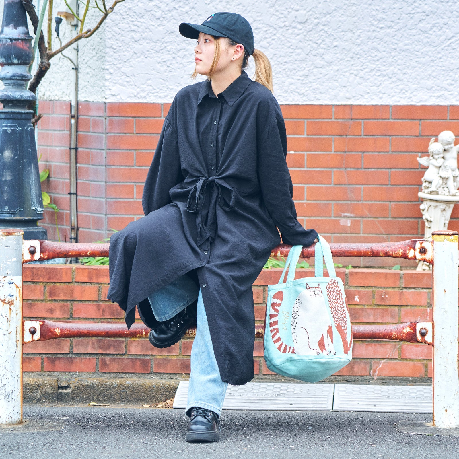 moritaMiW/モリタミウ　トートバッグ 公園の大きな樹のネコたち