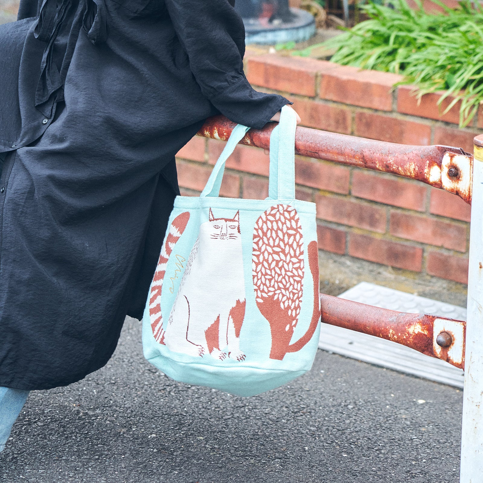 moritaMiW/モリタミウ　トートバッグ 公園の大きな樹のネコたち