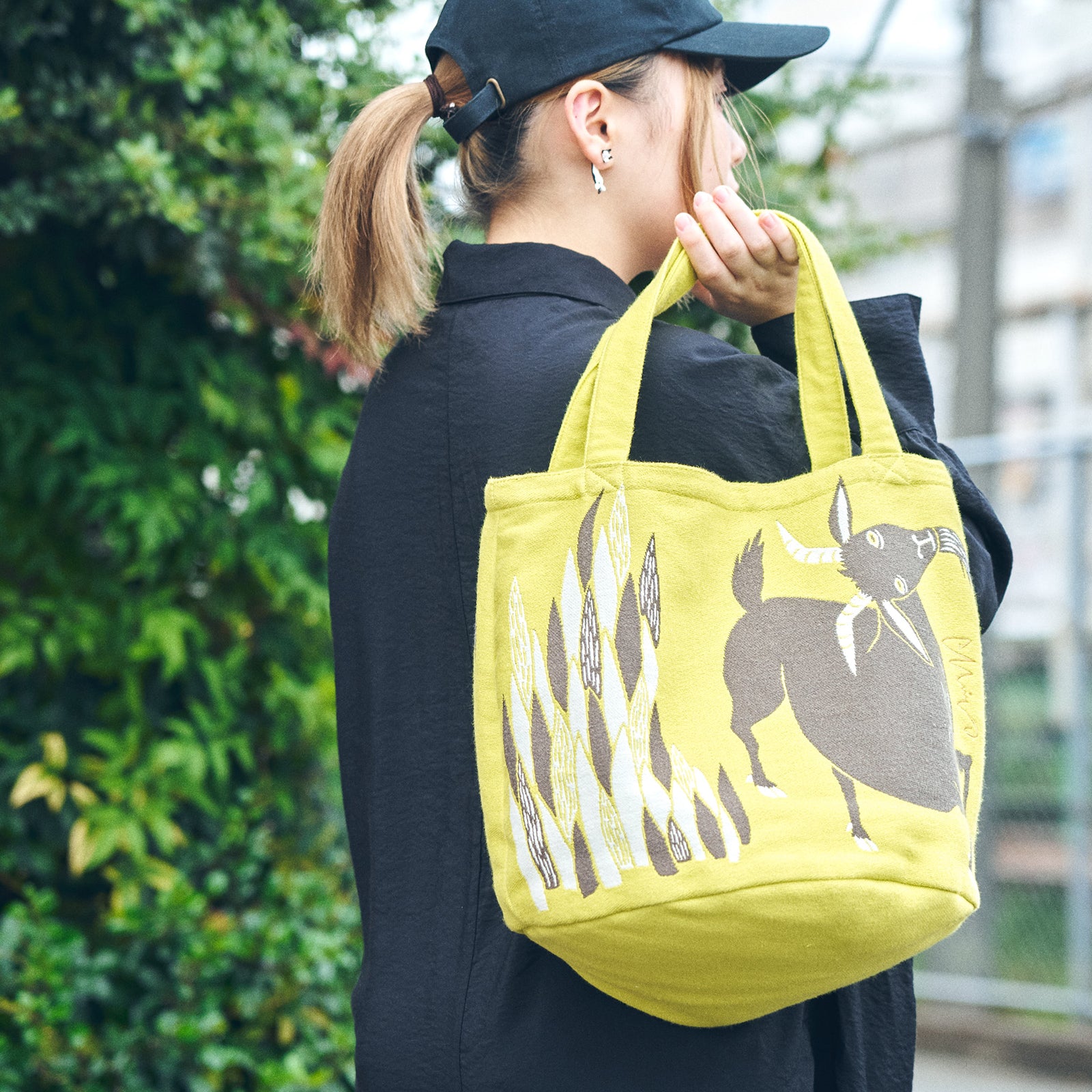 moritaMiW/モリタミウ トートバッグ 岩山のスキップのヤギたち