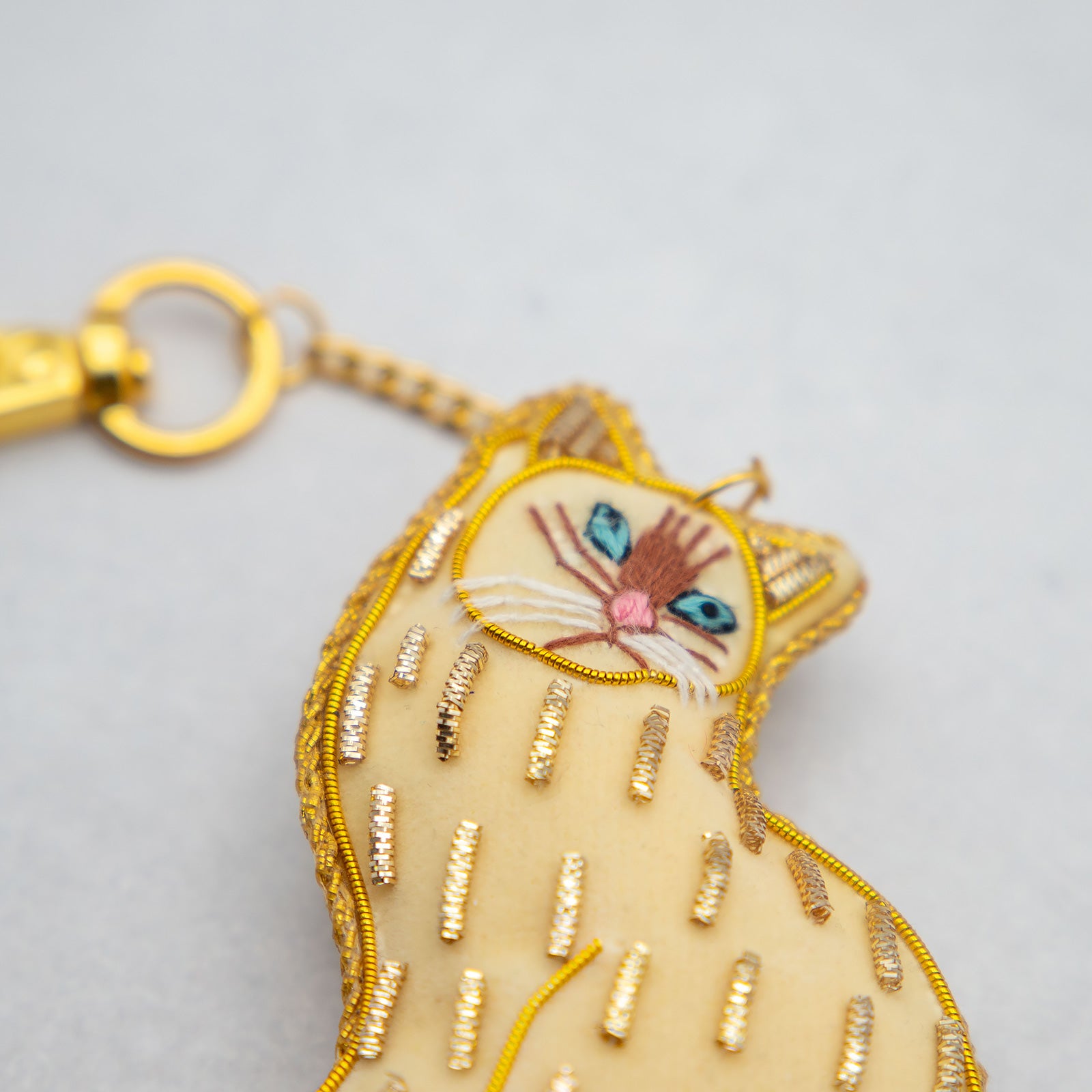 COTTAGE/コテージ　ザリ刺繍 キーホルダー キャット・アイボリー